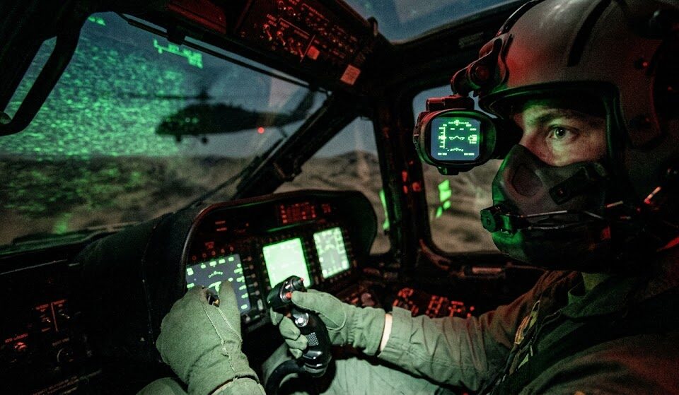 blackhawk vs apache helicopter 